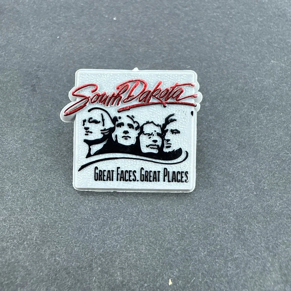 Vintage South Dakota Pin Mount Rushmore Travel Souvenir Plastic Hat Lapel